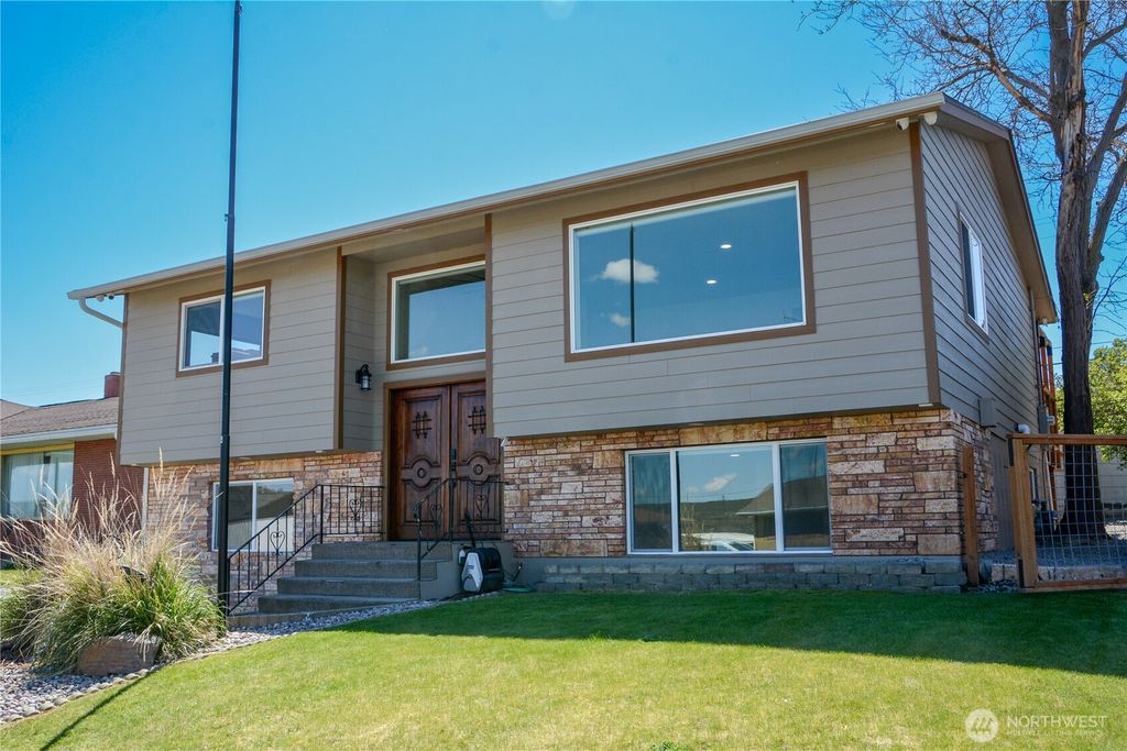 Photo of 710 E 2nd Avenue, Odessa, WA 99159 (MLS # 2517452)