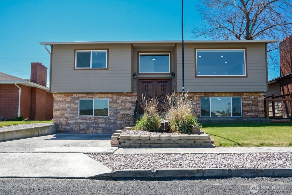Photo of 710 E 2nd Avenue, Odessa, WA 99159 (MLS # 2517452)