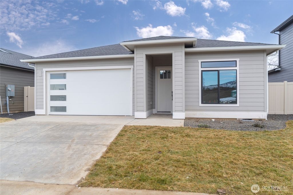 Photo of 532 S Oasis Loop, East Wenatchee, WA 98802 (MLS # 2495479)