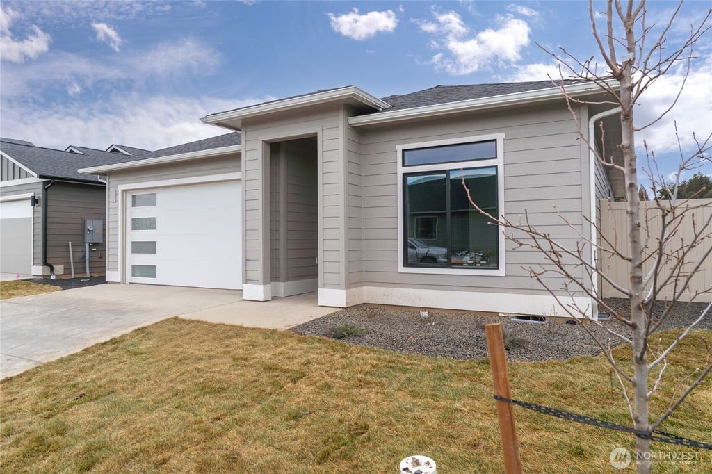 Photo of 532 S Oasis Loop, East Wenatchee, WA 98802 (MLS # 2495479)