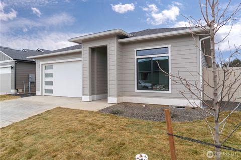 Photo of 532 S Oasis Loop, East Wenatchee, WA 98802 (MLS # 2495479)