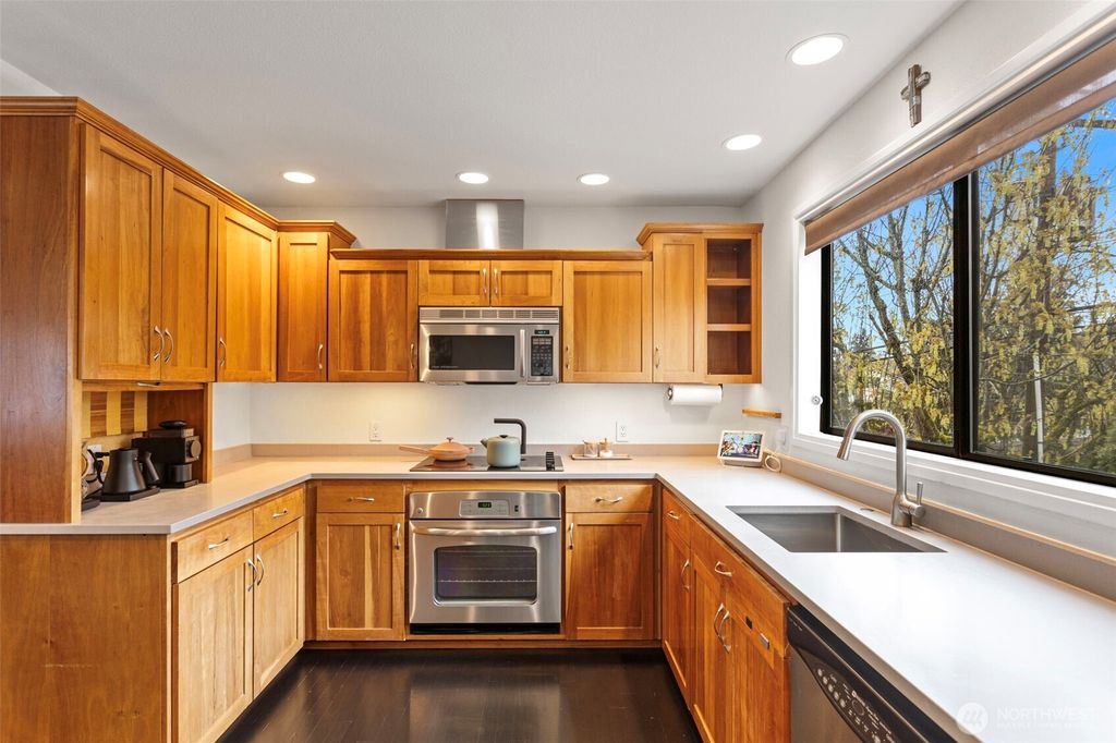 Photo of 611 S State Street #9, Kirkland, WA 98033 (MLS # 2506379)