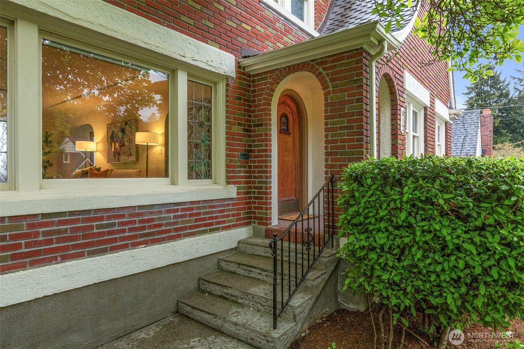 Photo of 812 W Barrett Street, Seattle, WA 98119 (MLS # 2367108)