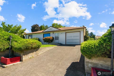 Photo of 2221 Ashland Ave AVE, East Wenatchee, WA 98802 (MLS # 2560917)