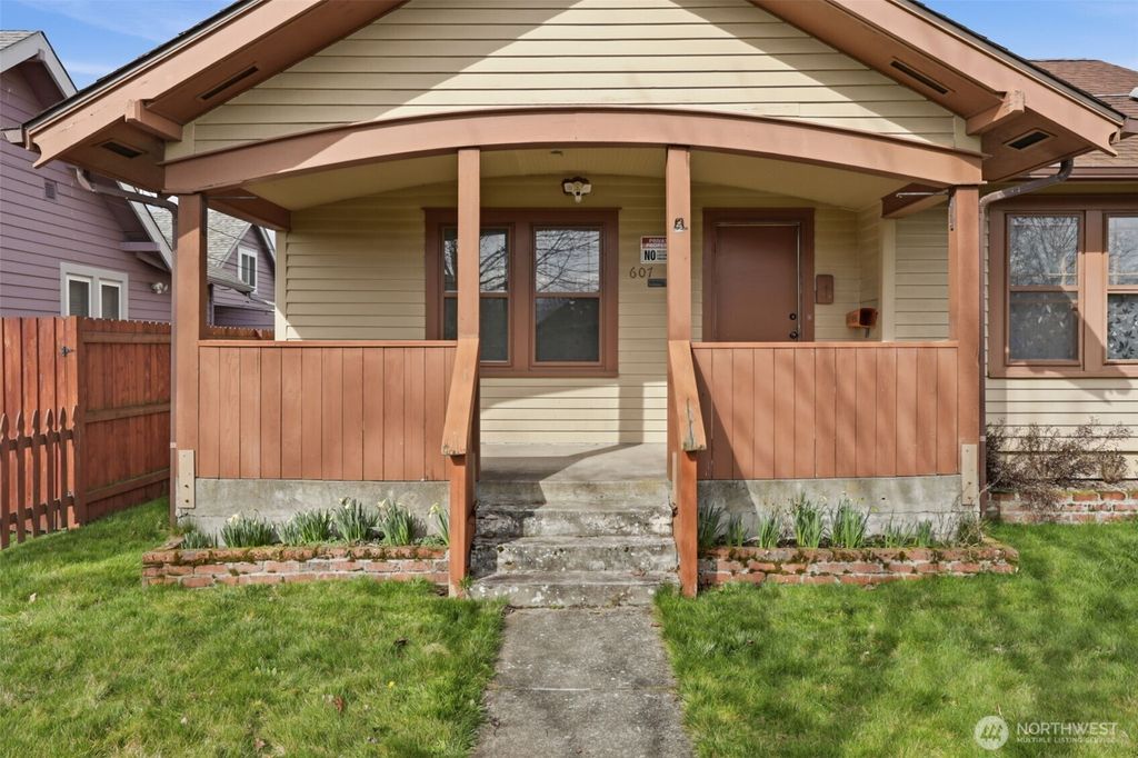 Photo of 607 21st ave Ave, Longview, WA 98632 (MLS # 2488833)