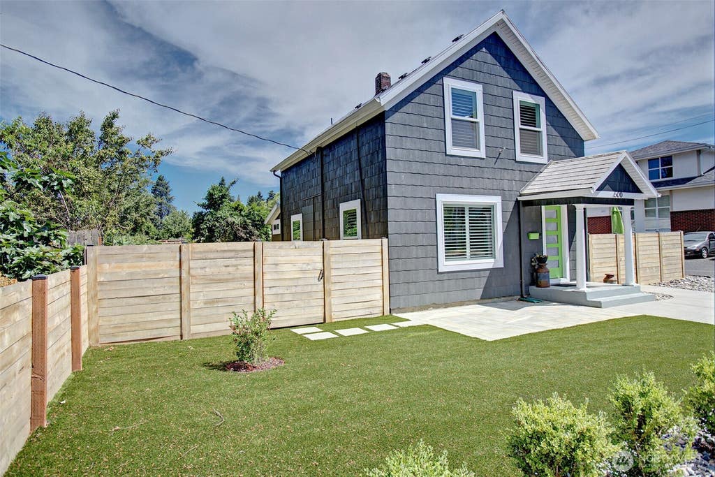 Photo of 500 W McLoughlin Boulevard, Vancouver, WA 98660 (MLS # 2564619)