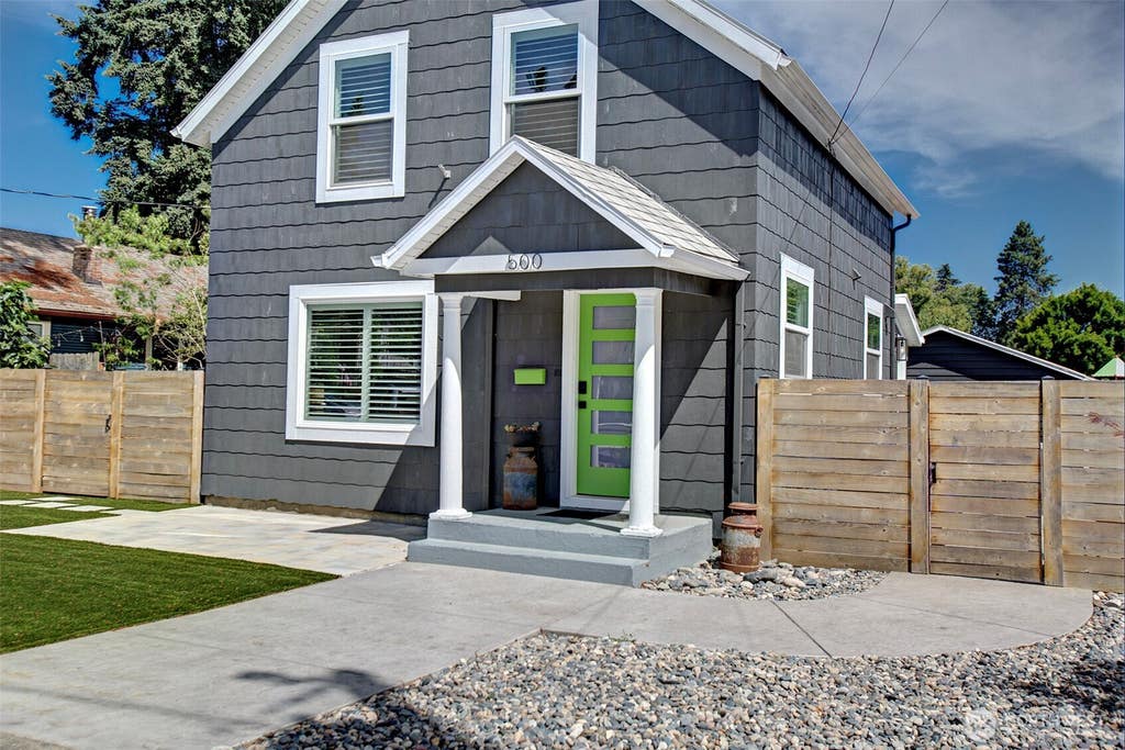 Photo of 500 W McLoughlin Boulevard, Vancouver, WA 98660 (MLS # 2564619)
