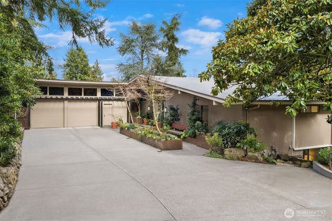 Photo of 7640 NE 32nd Street, Medina, WA 98039 (MLS # 2579368)
