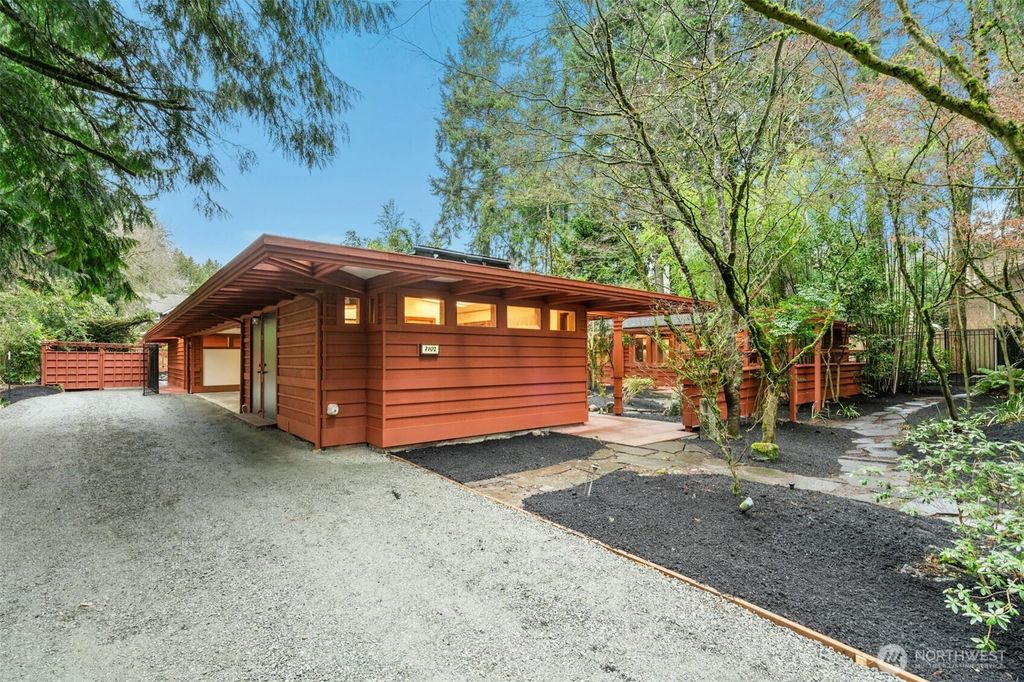 Photo of 7102 NE 132nd Street, Kirkland, WA 98034 (MLS # 2470321)