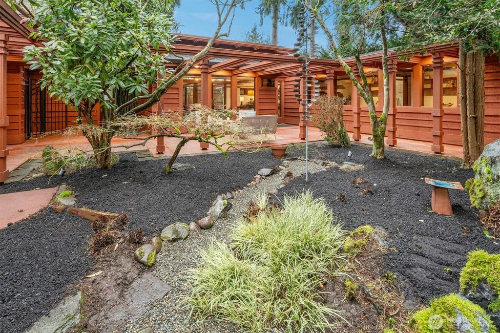 Photo of 7102 NE 132nd Street, Kirkland, WA 98034 (MLS # 2470321)