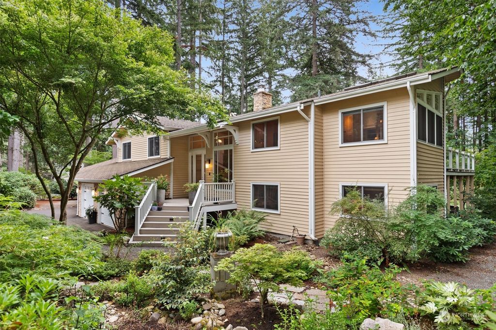 Photo of 24207 SE 28th Street, Sammamish, WA 98075 (MLS # 2278546)