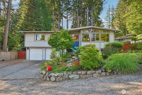 Photo of 16217 SE 42nd Place, Bellevue, WA 98006 (MLS # 2584520)