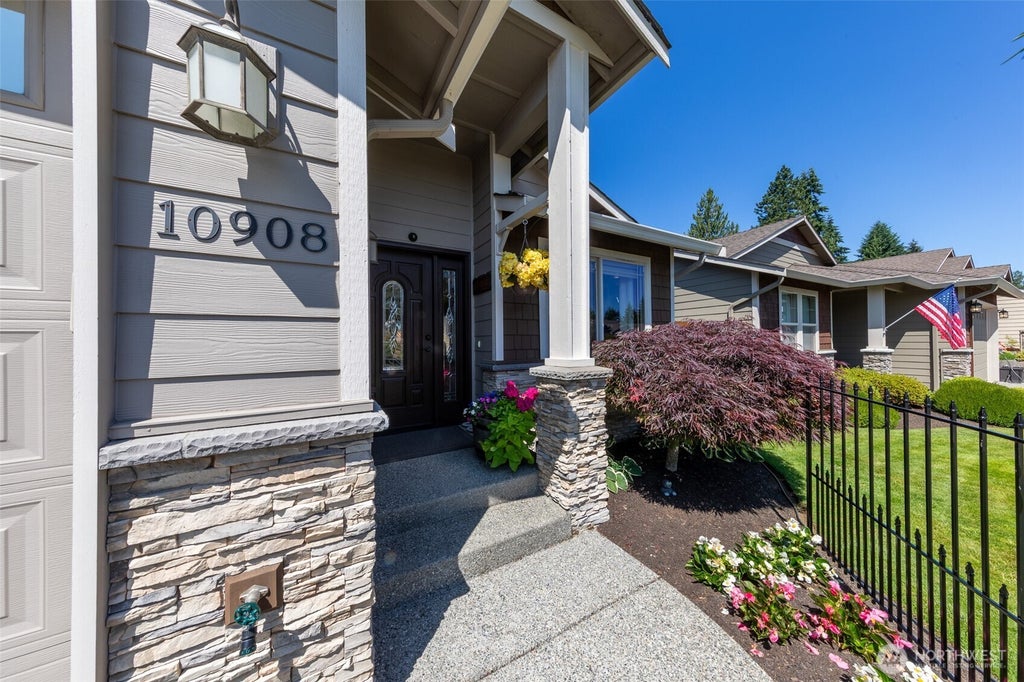 Photo of 10908 24th Drive SE, Everett, WA 98208 (MLS # 2555549)