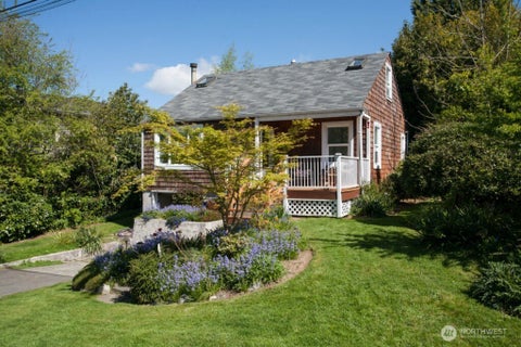 Photo of 516 13th Avenue W, Kirkland, WA 98033 (MLS # 2548132)