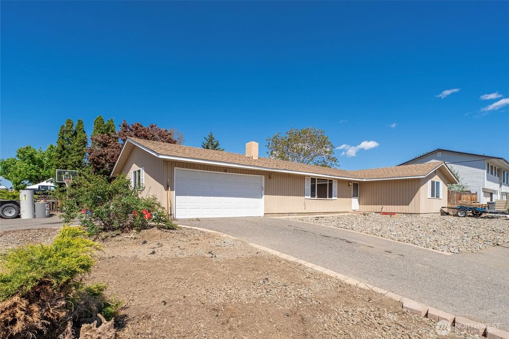 Photo of 1121 Jean St St SE, East Wenatchee, WA 98802 (MLS # 2513672)