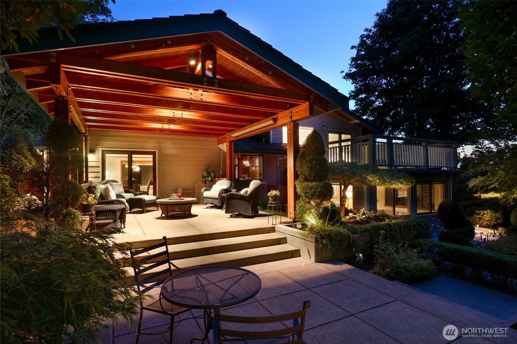 Photo of 10126 NE 116th Place, Kirkland, WA 98034 (MLS # 2438280)