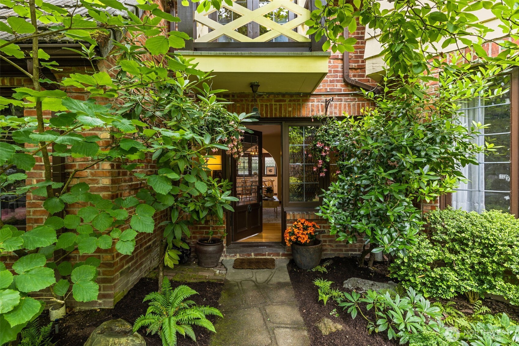 1516 E Republican Street 3