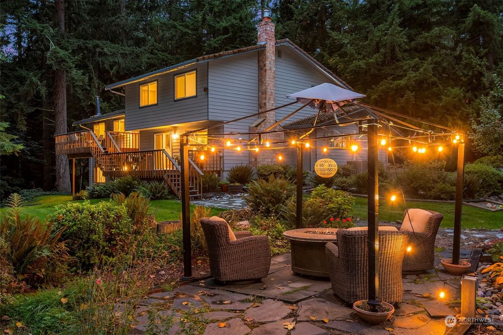 Photo of 23915 NE 43rd Street, Redmond, WA 98053 (MLS # 2299918)