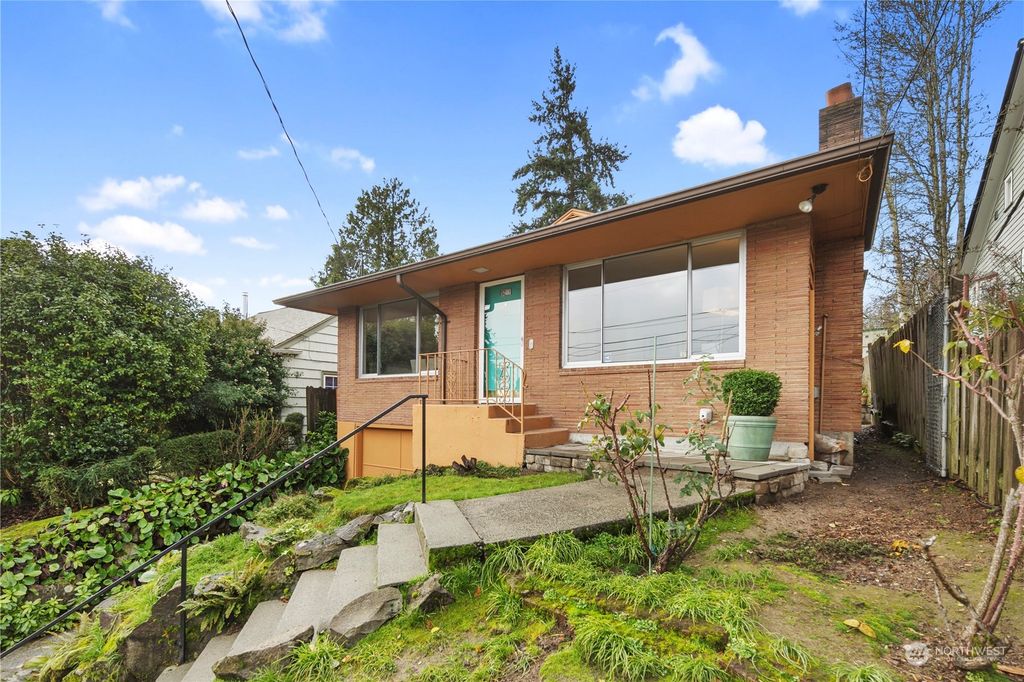 Photo of 5211 38th Avenue NE, Seattle, WA 98105 (MLS # 2189841)