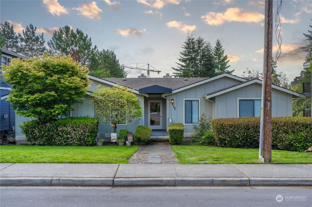 Photo of 427 7th Avenue, Kirkland, WA 98033 (MLS # 2151804)