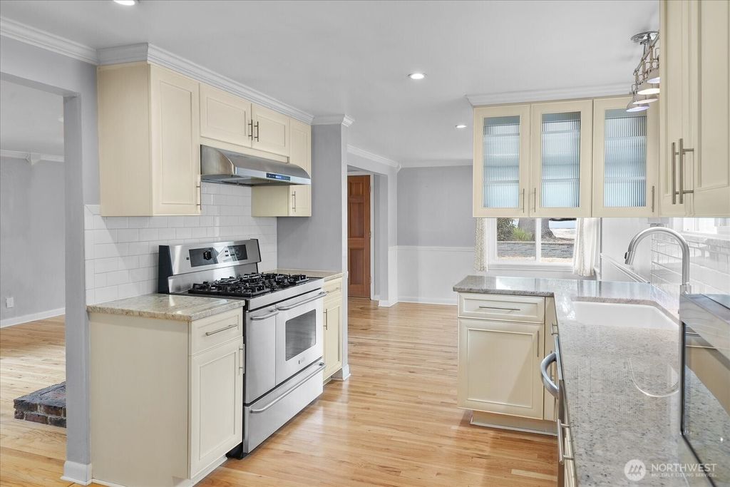 Photo of 12206 Fremont Avenue N, Seattle, WA 98133 (MLS # 2431330)