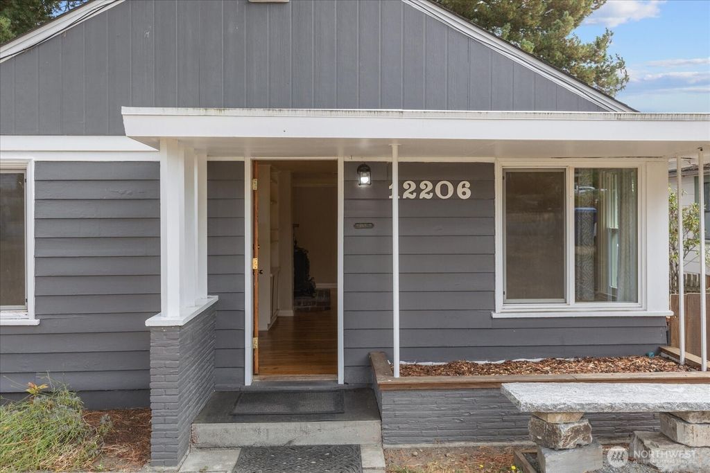 Photo of 12206 Fremont Avenue N, Seattle, WA 98133 (MLS # 2431330)