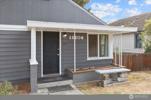 Photo of 12206 Fremont Avenue N, Seattle, WA 98133 (MLS # 2431330)