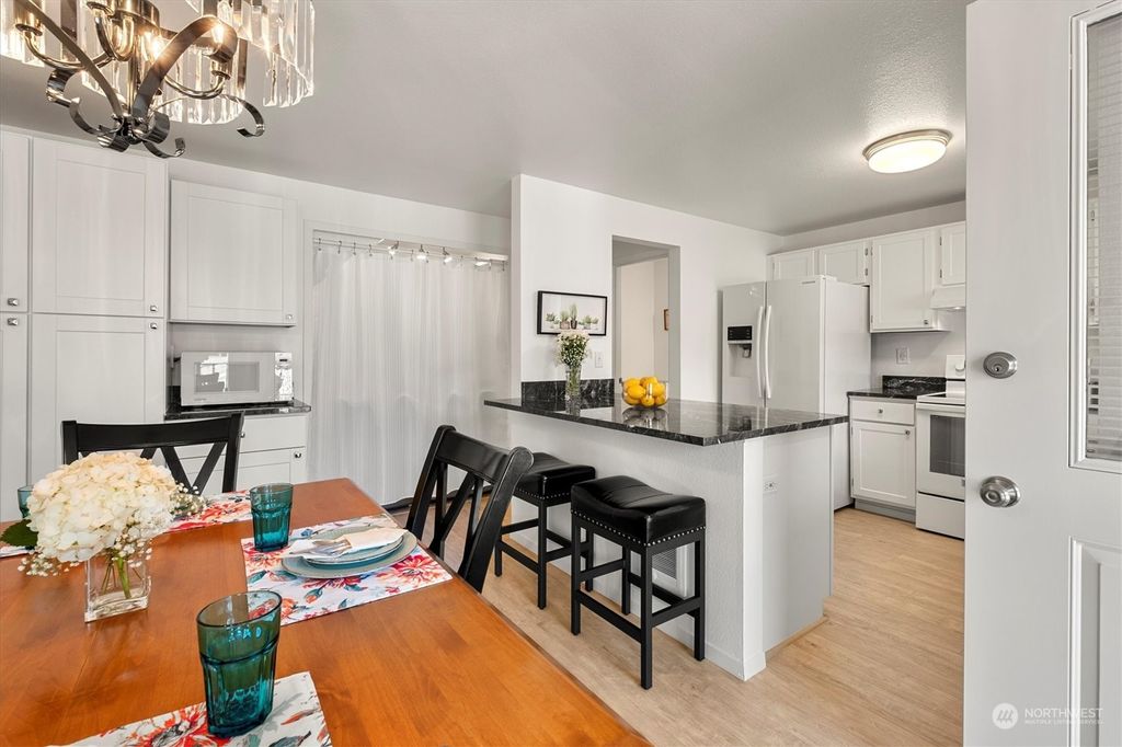 listing image 9369535359421069596