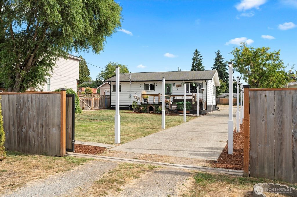 Photo of 2123 S 252nd Street, Des Moines, WA 98198 (MLS # 2411463)