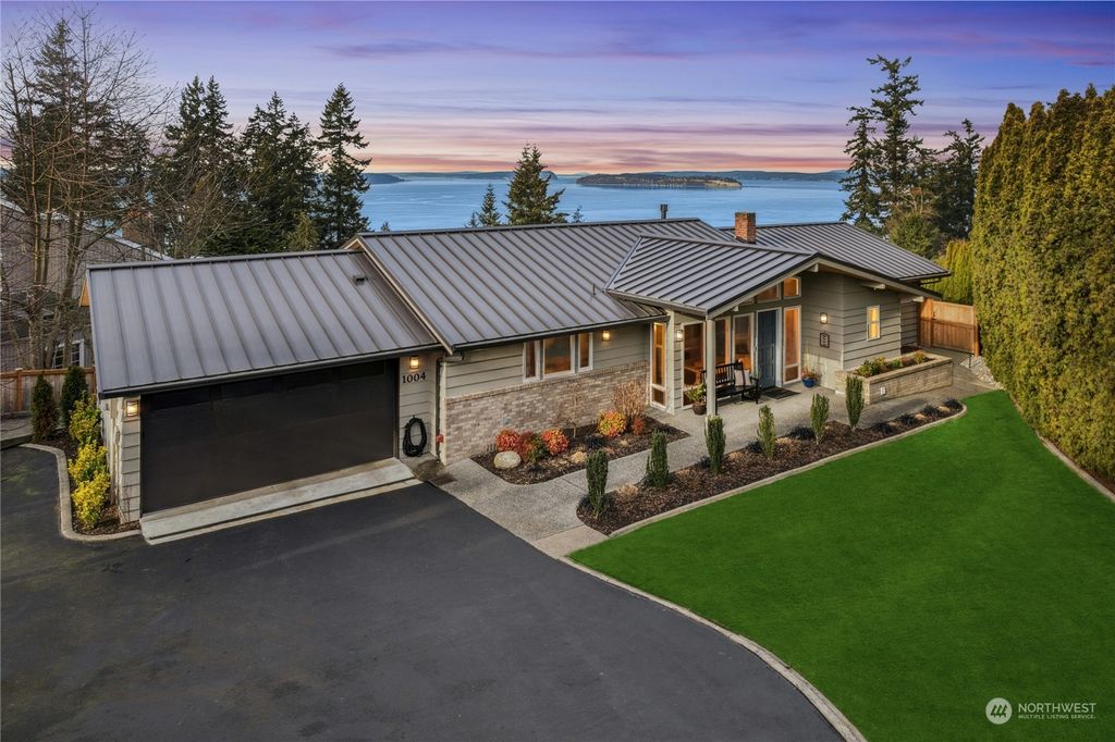 Photo of 1004 8th St St, Mukilteo, WA 98275 (MLS # 2325382)