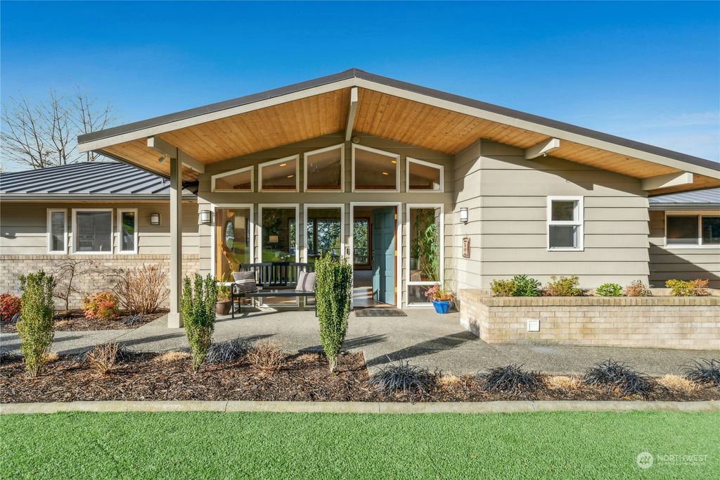 Photo of 1004 8th St St, Mukilteo, WA 98275 (MLS # 2325382)