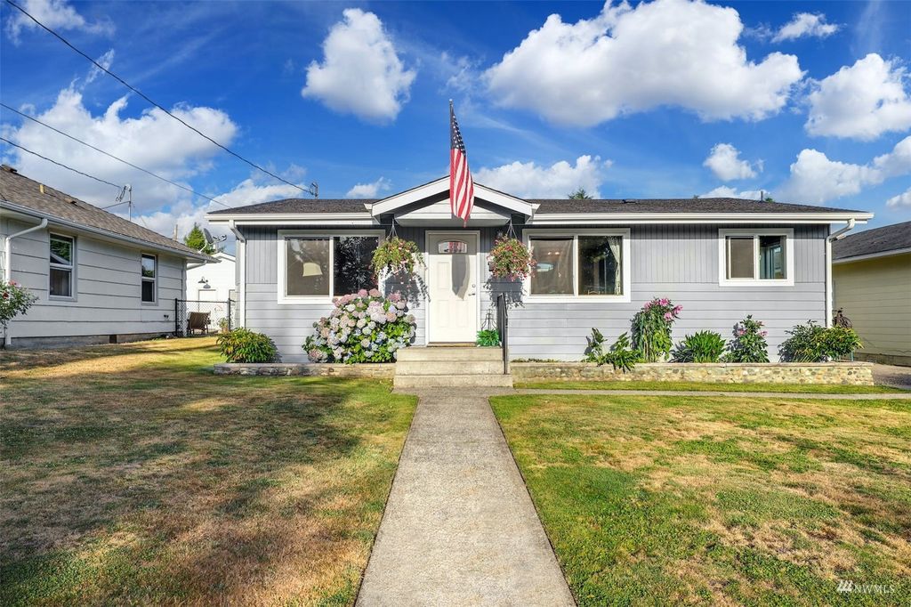 Photo of 215 Avenue F, Snohomish, WA 98290 (MLS # 1978866)