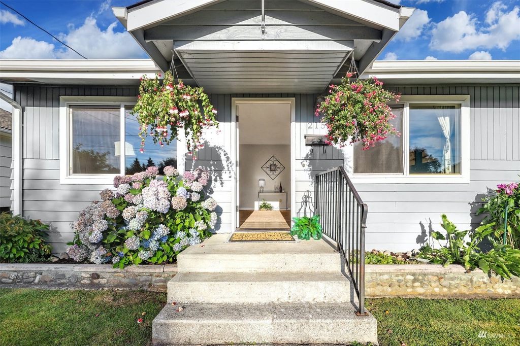 Photo of 215 Avenue F, Snohomish, WA 98290 (MLS # 1978866)