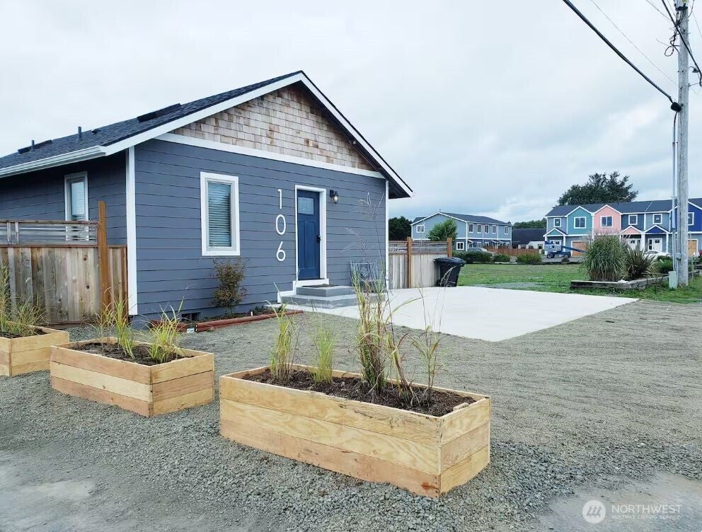 Photo of 106 Sid Snyder Drive E, Long Beach, WA 98631 (MLS # 2548458)