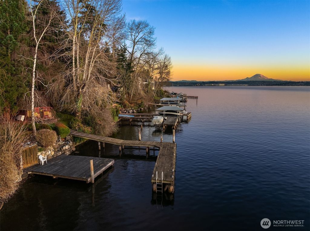 Photo of 8025 W Mercer Way, Mercer Island, WA 98040 (MLS # 2478334)