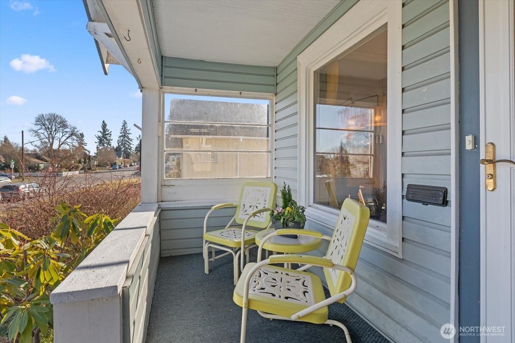 Photo of 2018 Oakes Avenue, Everett, WA 98201 (MLS # 2326765)