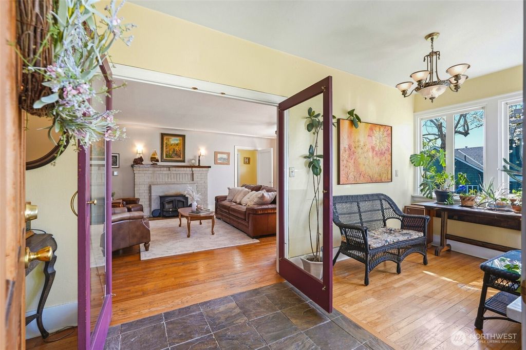 Photo of 211 S 15th Street, Renton, WA 98055 (MLS # 2504189)