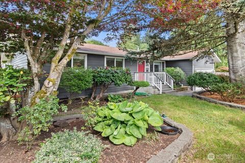 Photo of 903 9th Avenue SW, Tumwater, WA 98512 (MLS # 2521113)