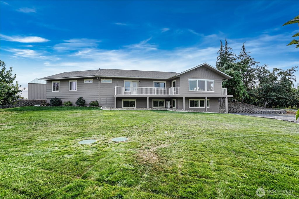 Photo of 2545 SE 6th St N, East Wenatchee, WA 98802 (MLS # 2430588)