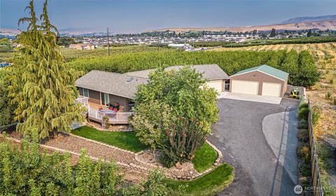 Photo of 2545 SE 6th St N, East Wenatchee, WA 98802 (MLS # 2430588)