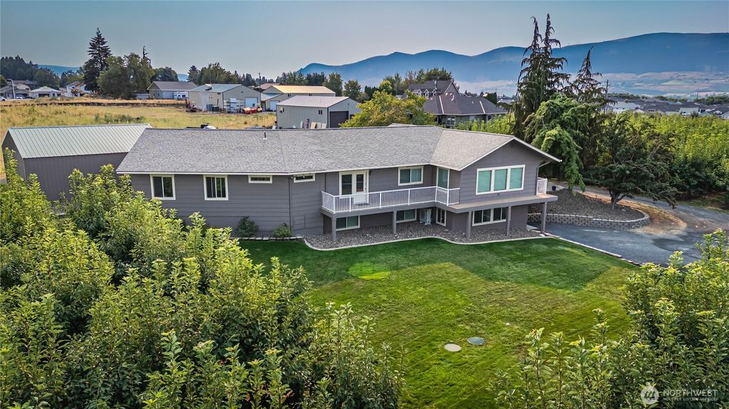 Photo of 2545 SE 6th St N, East Wenatchee, WA 98802 (MLS # 2430588)