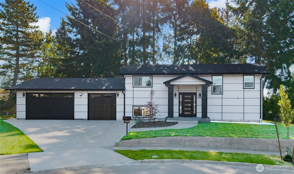 Photo of 1112 Redmond Avenue NE, Renton, WA 98056 (MLS # 2443043)