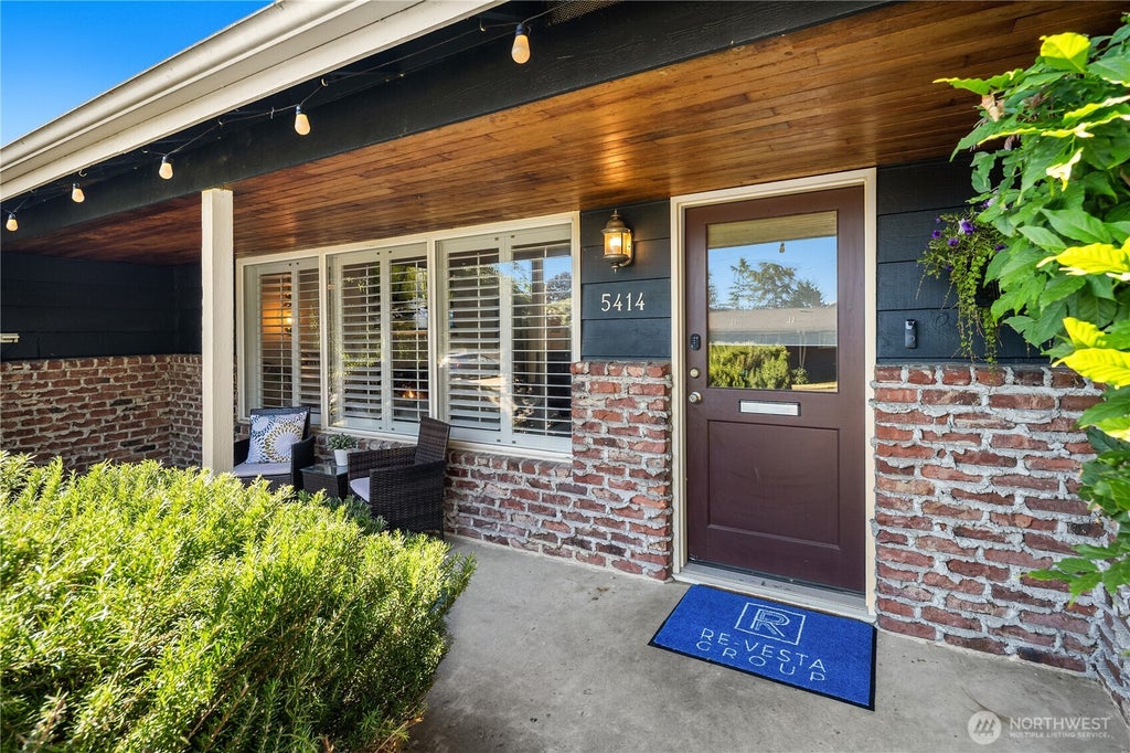 Photo of 5414 SW Beach Drive Terrace, Seattle, WA 98116 (MLS # 2551873)