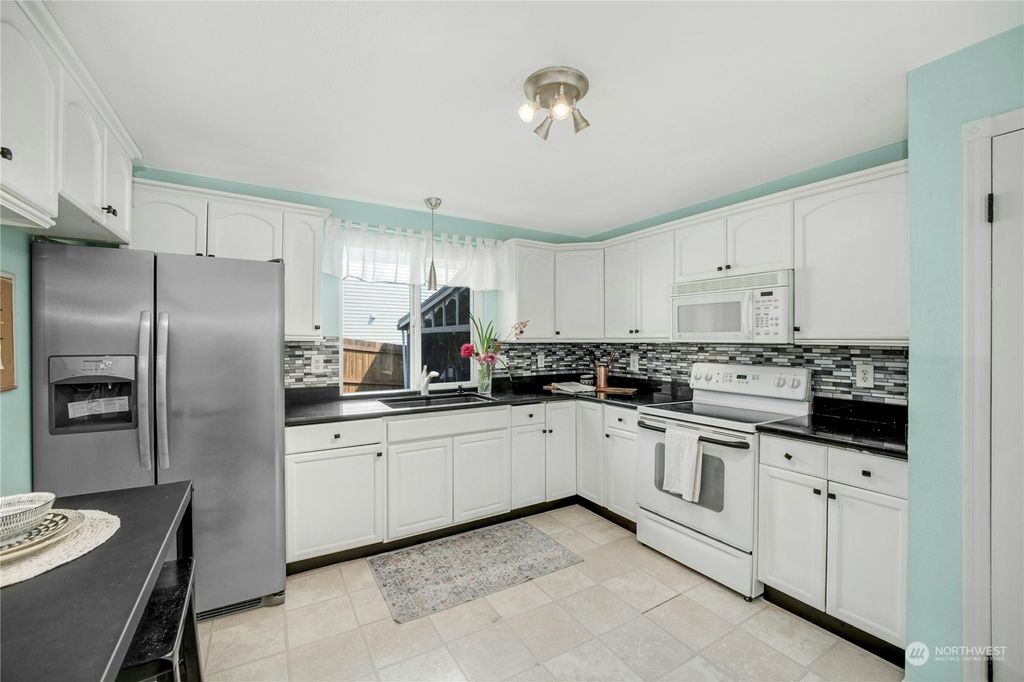 Photo of 822 SW 317th Place, Federal Way, WA 98023 (MLS # 2272787)