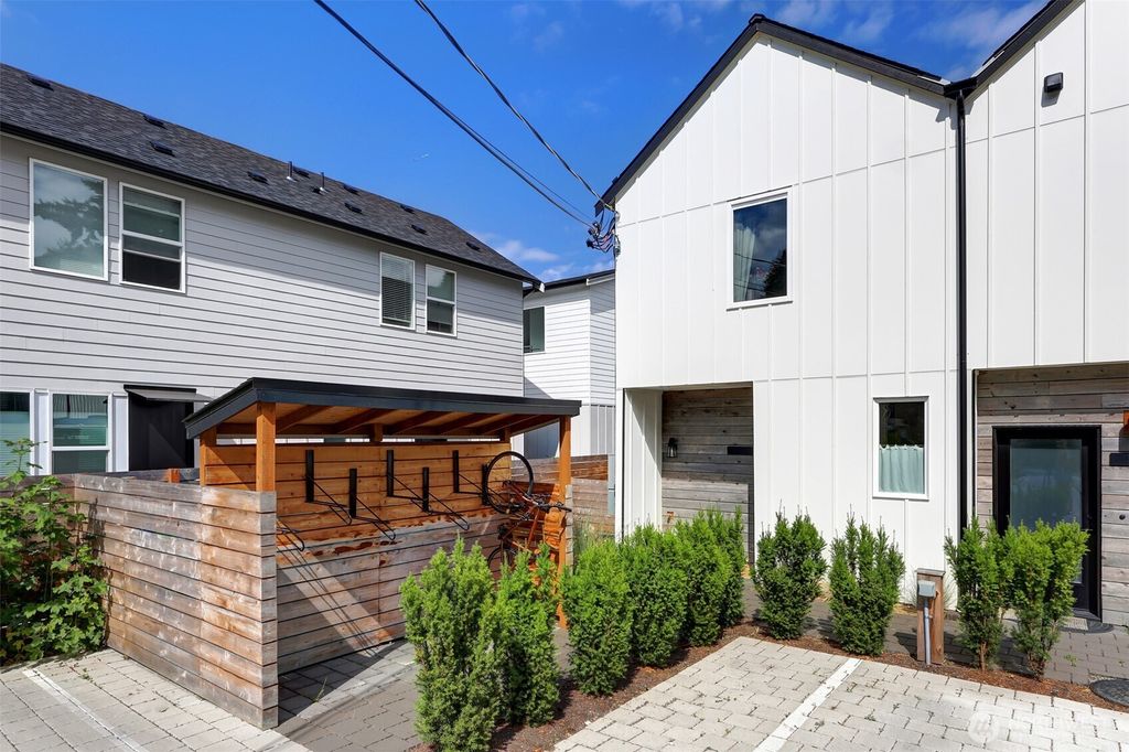 Photo of 10354 Wallingford Avenue N, Seattle, WA 98133 (MLS # 2429232)