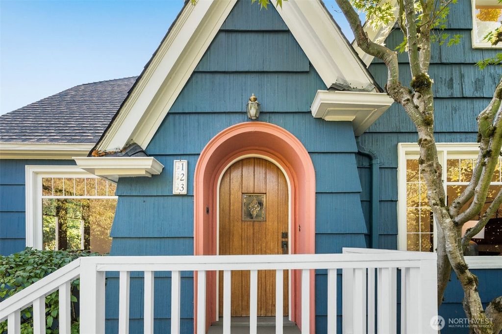Photo of 123 NE 77th Street, Seattle, WA 98115 (MLS # 2435361)