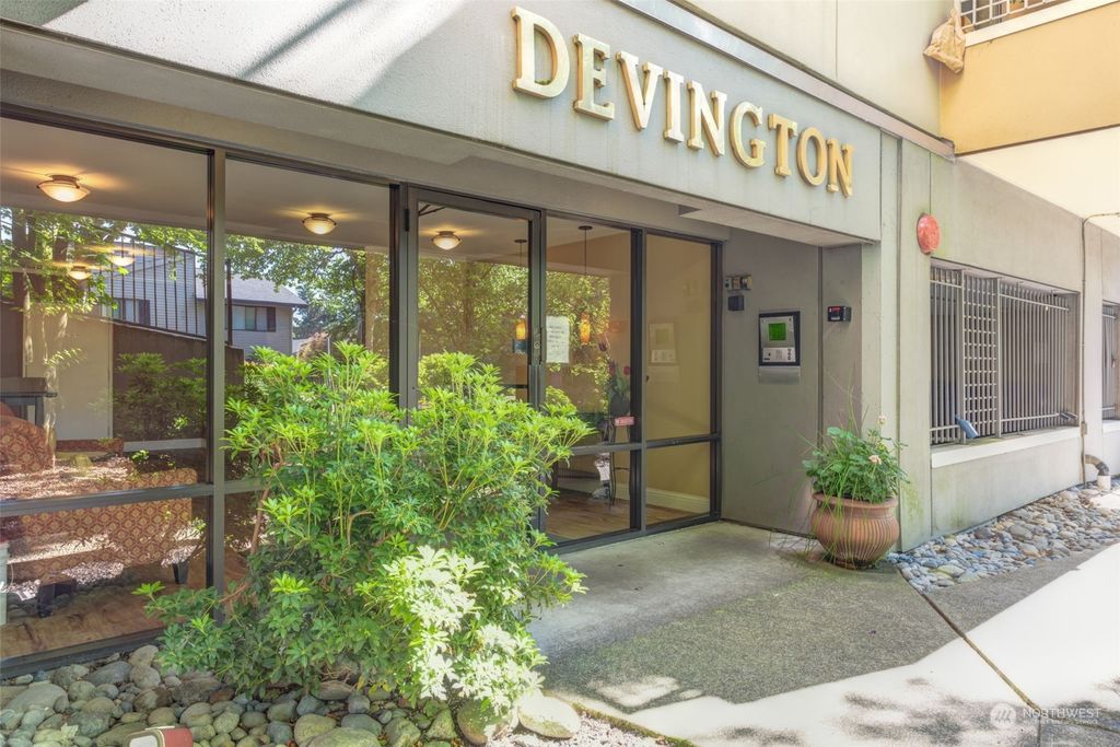 Photo of 7600 SE 29th Street #312, Mercer Island, WA 98040 (MLS # 2256545)