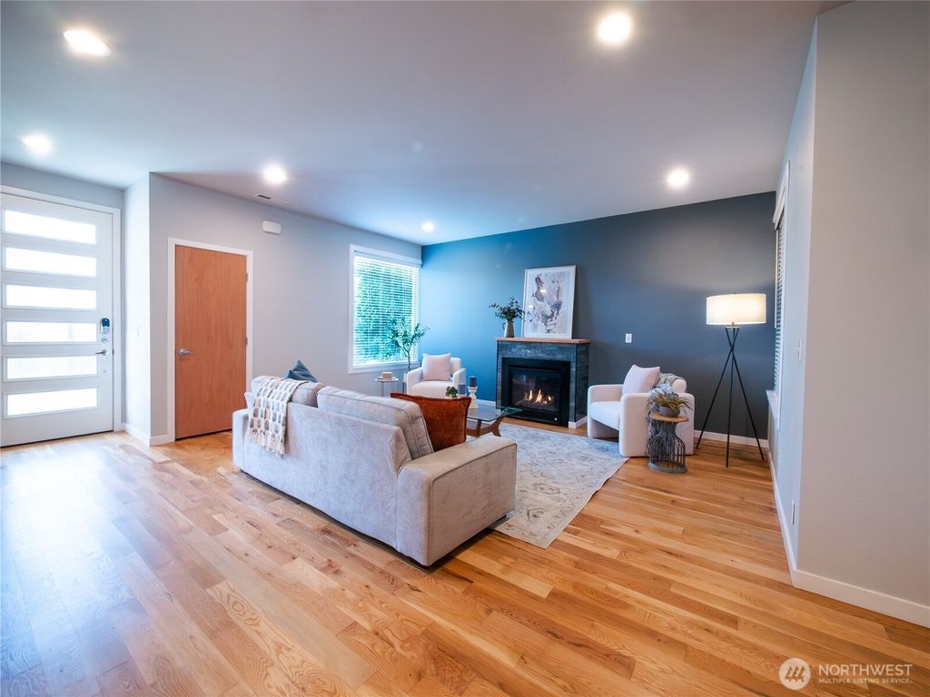 Photo of 1420 S 272nd Street, Des Moines, WA 98198 (MLS # 2431979)