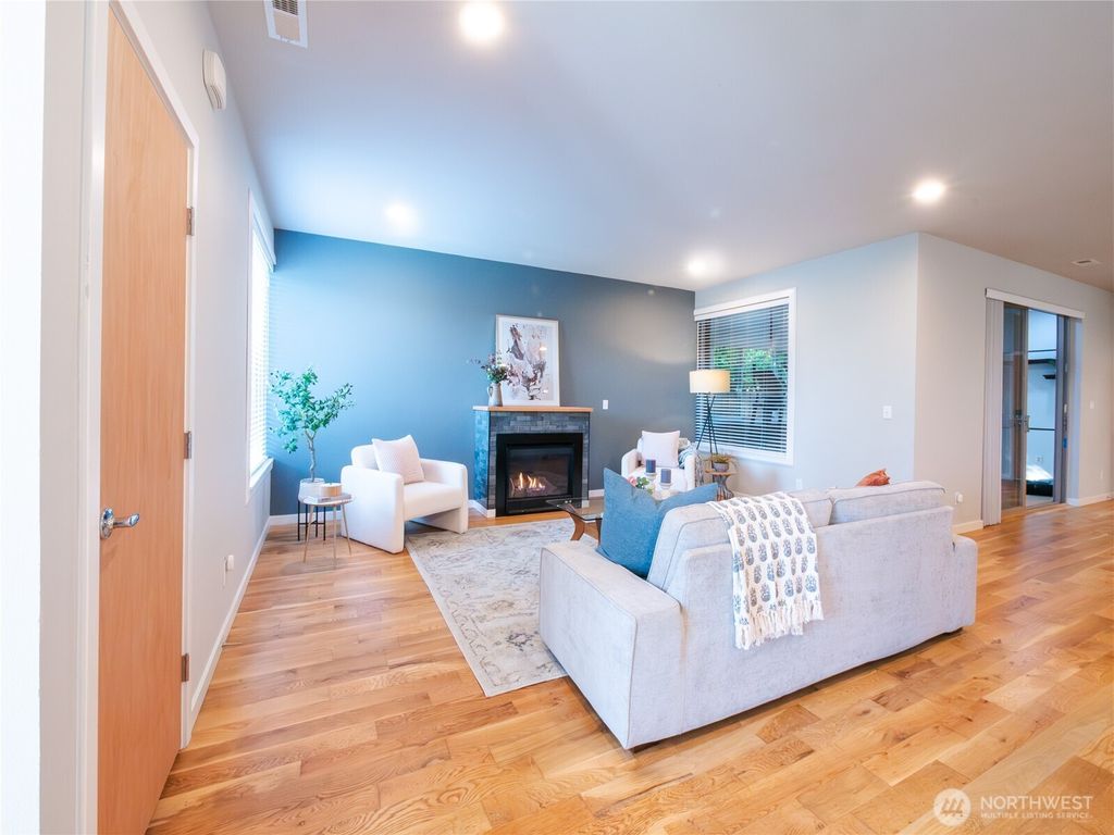 Photo of 1420 S 272nd Street, Des Moines, WA 98198 (MLS # 2431979)