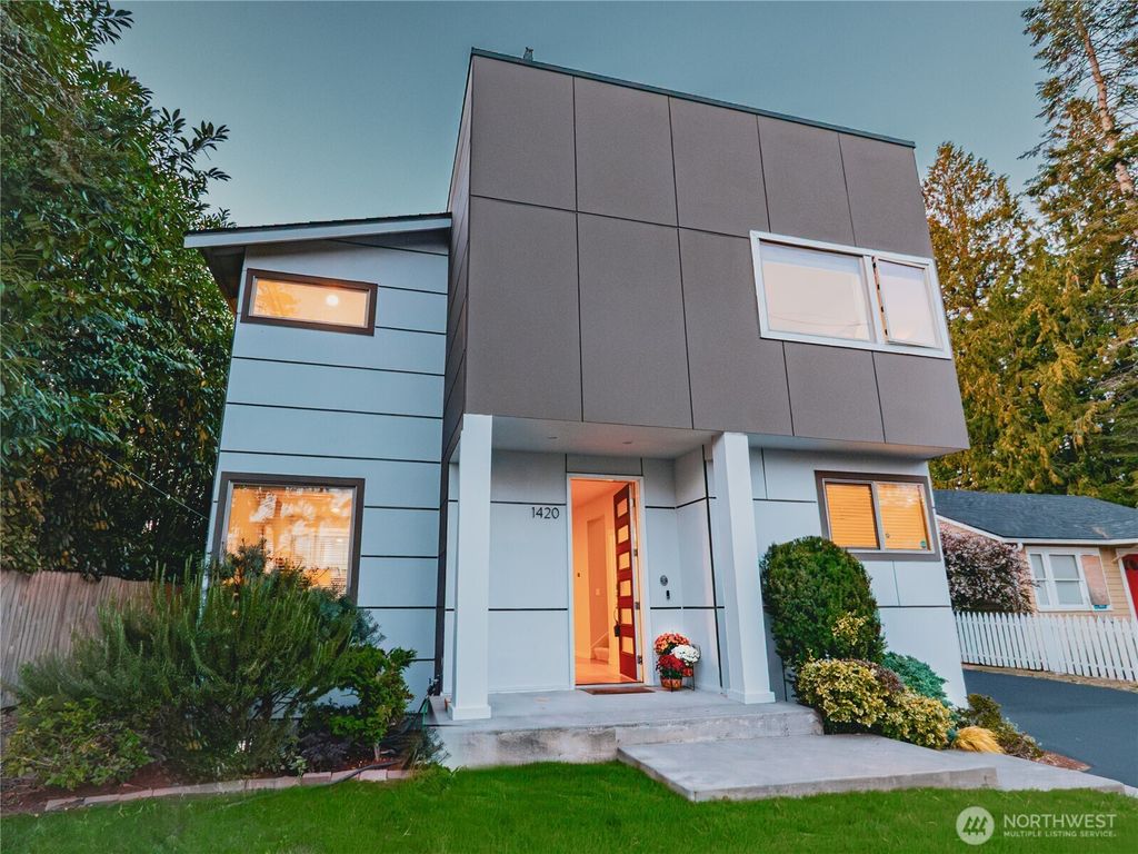 Photo of 1420 S 272nd Street, Des Moines, WA 98198 (MLS # 2431979)